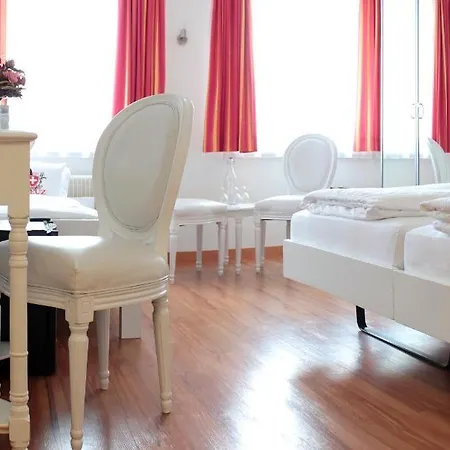 ヴァイセス クロイツ ホテル 3*